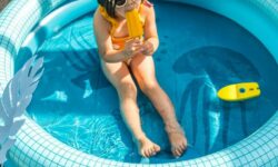 piscine-gonflable-dippy-L-ocean avec 1 enfant