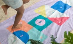 large-serviette-de-plage-jeux-marelle quut