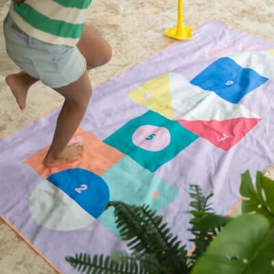 large-serviette-de-plage-jeux-marelle quut