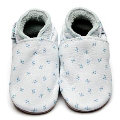 Inch blue : chaussons en cuir modèle bleuets