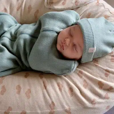 Tante Reine : bonnet de naissance sauge