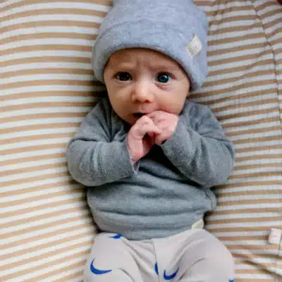 Tante Reine : bonnet de naissance brume