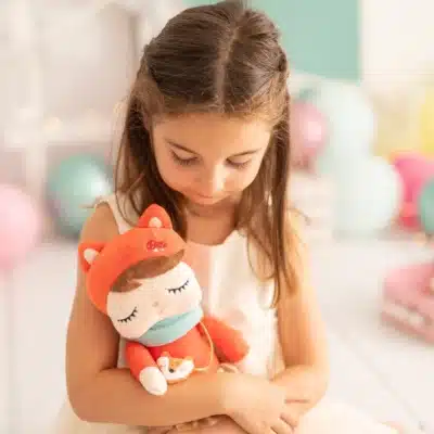 Poupée en tissu rouge/orangé