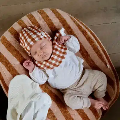 Tante Reine : ensemble bonnet et bavoir de naissance vichy