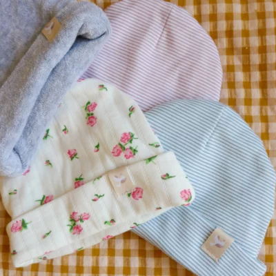 Tante Reine : bonnet de naissance pistache ou bloom