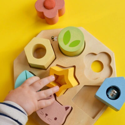 Jouet en bois : Plateau d'activité sensoriel